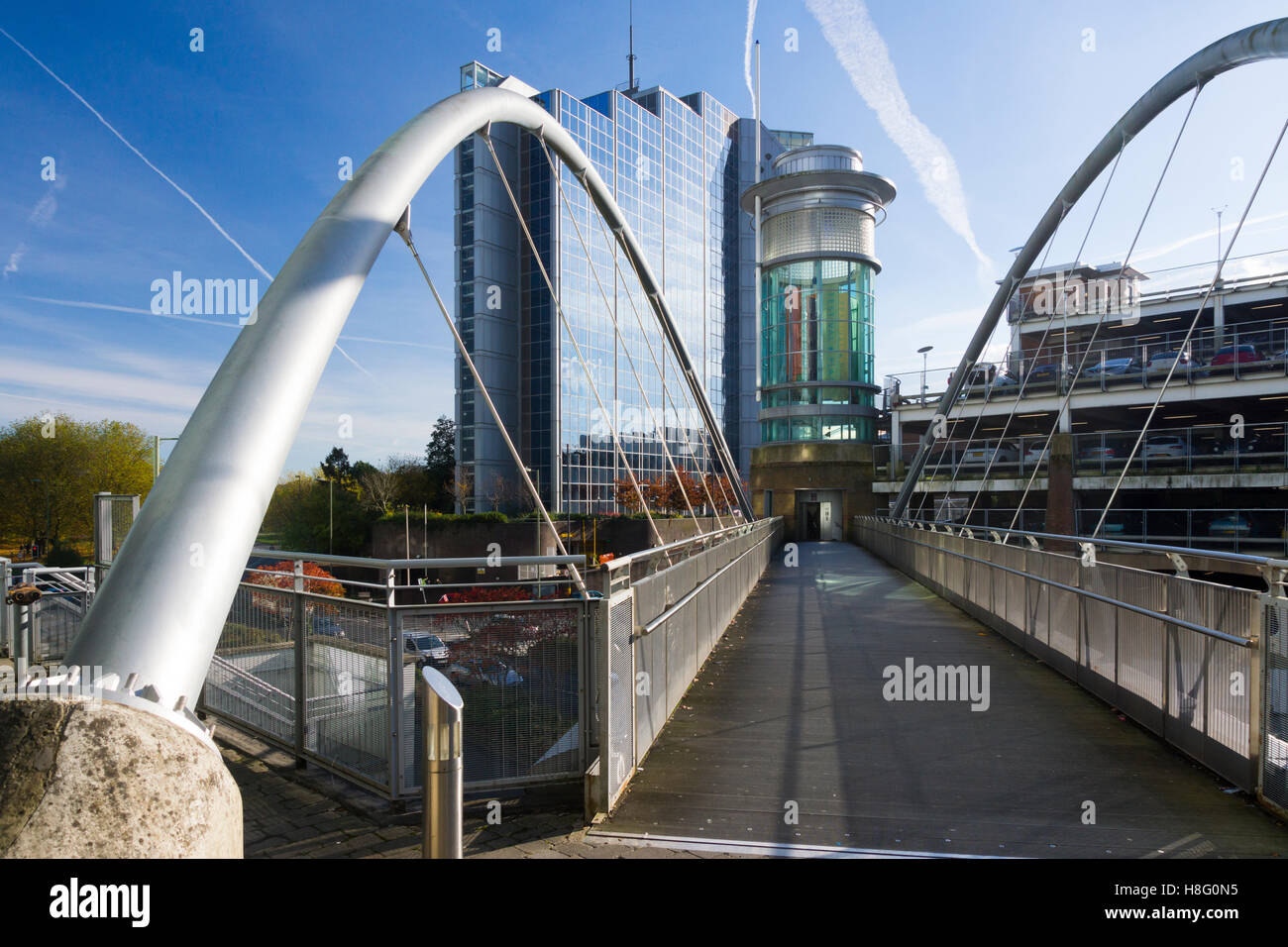 Legato-arch passerella pedonale che collega Crown Heights alla stazione degli autobus, Basingstoke Foto Stock