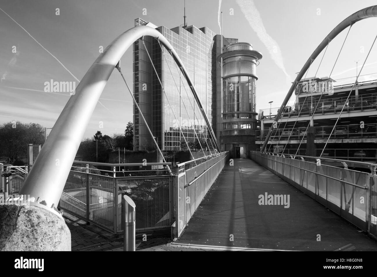 Legato-arch passerella pedonale che collega Crown Heights alla stazione degli autobus, Basingstoke Foto Stock