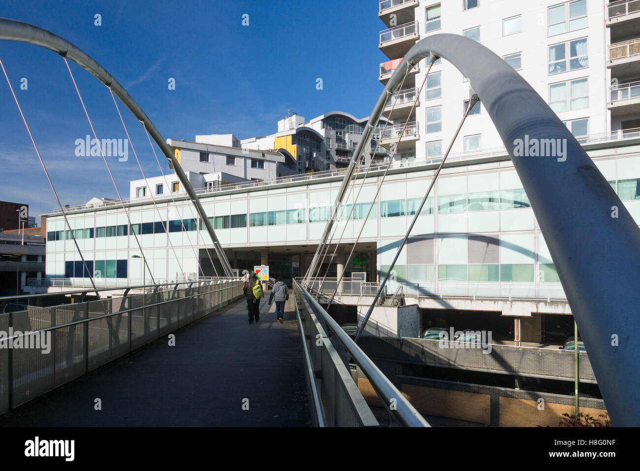 Legato-arch passerella pedonale che collega Crown Heights alla stazione degli autobus, Basingstoke Foto Stock