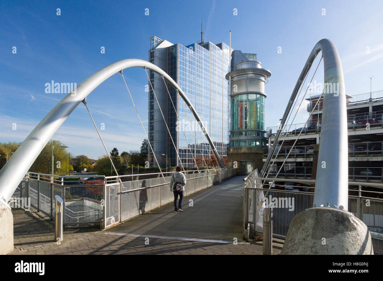 Legato-arch passerella pedonale che collega Crown Heights alla stazione degli autobus e il posto di Festival, Basingstoke Foto Stock