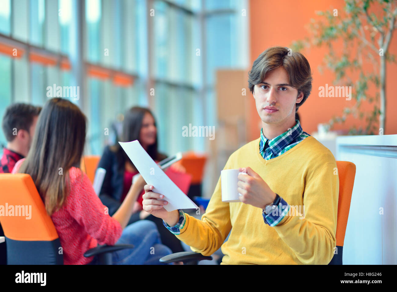 Business, l'avvio e il concetto di persone - happy team creativo in office Foto Stock