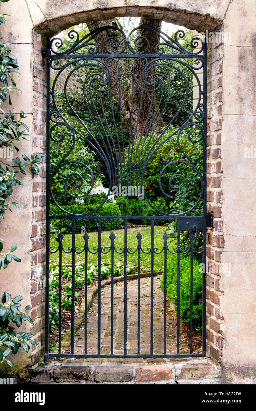 Ferro battuto garden gate nel quartiere storico di Charleston, Carolina del Sud Foto Stock