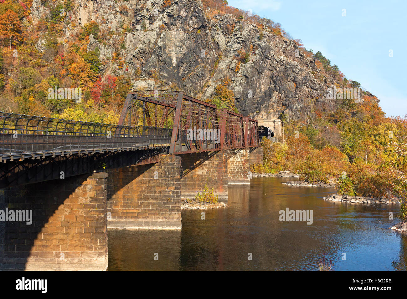 Ponte sulla Appalachian Trail dove il fiume Potomac incontra il fiume Shenandoah. Foto Stock