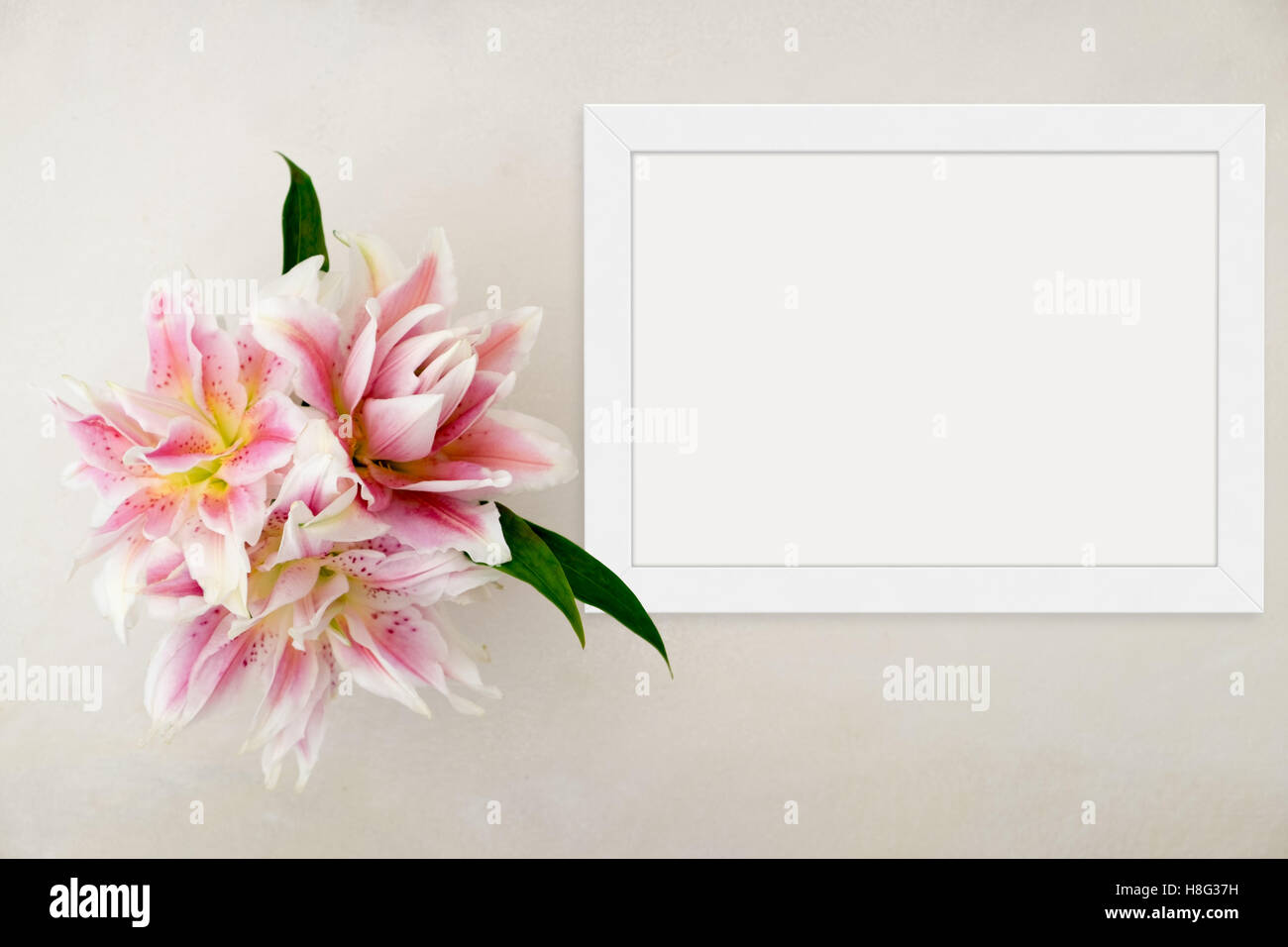 Bianco paesaggio piatto telaio laici mockup con rose lillies accanto al telaio, sovrapporre il tuo preventivo, promozione, il titolo o il design, ottimo per le aziende Foto Stock