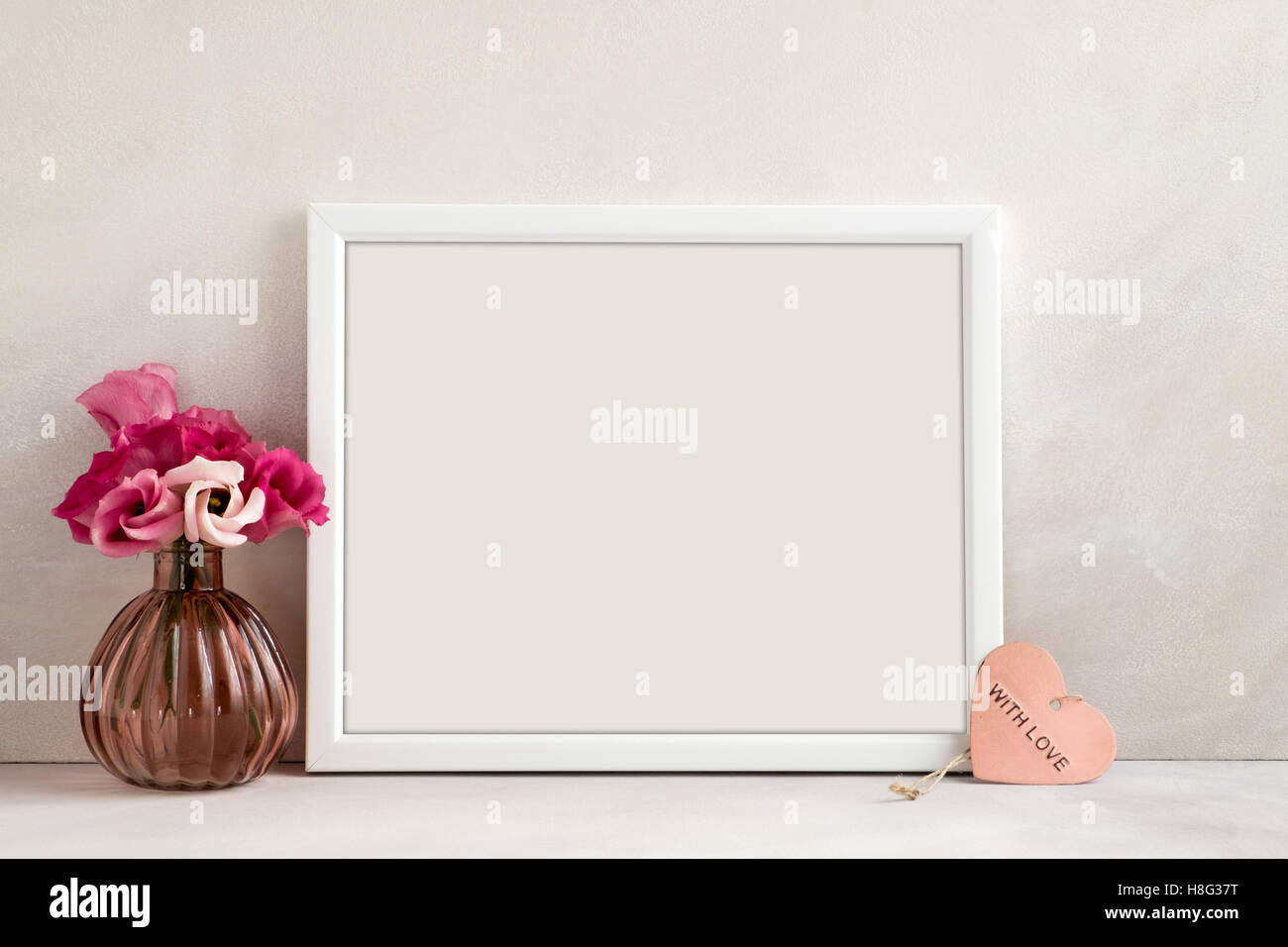 Bianco paesaggio mockup del telaio, un vaso di fiori & rosa cuore accanto al telaio, overlay preventivo, la promozione, il titolo o il design. Ottimo per le piccole aziende Foto Stock