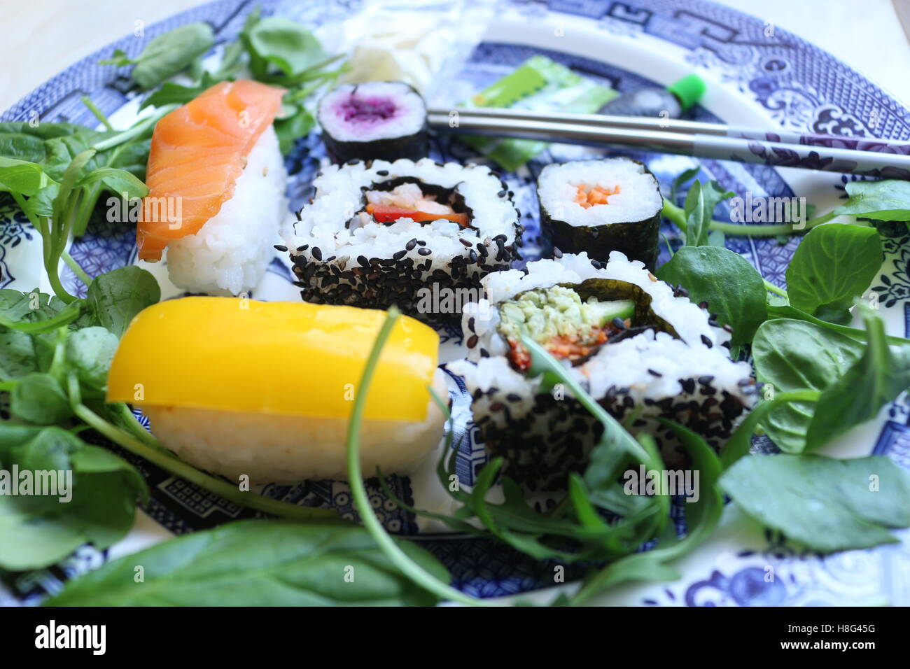 Sushi su una piastra Foto Stock