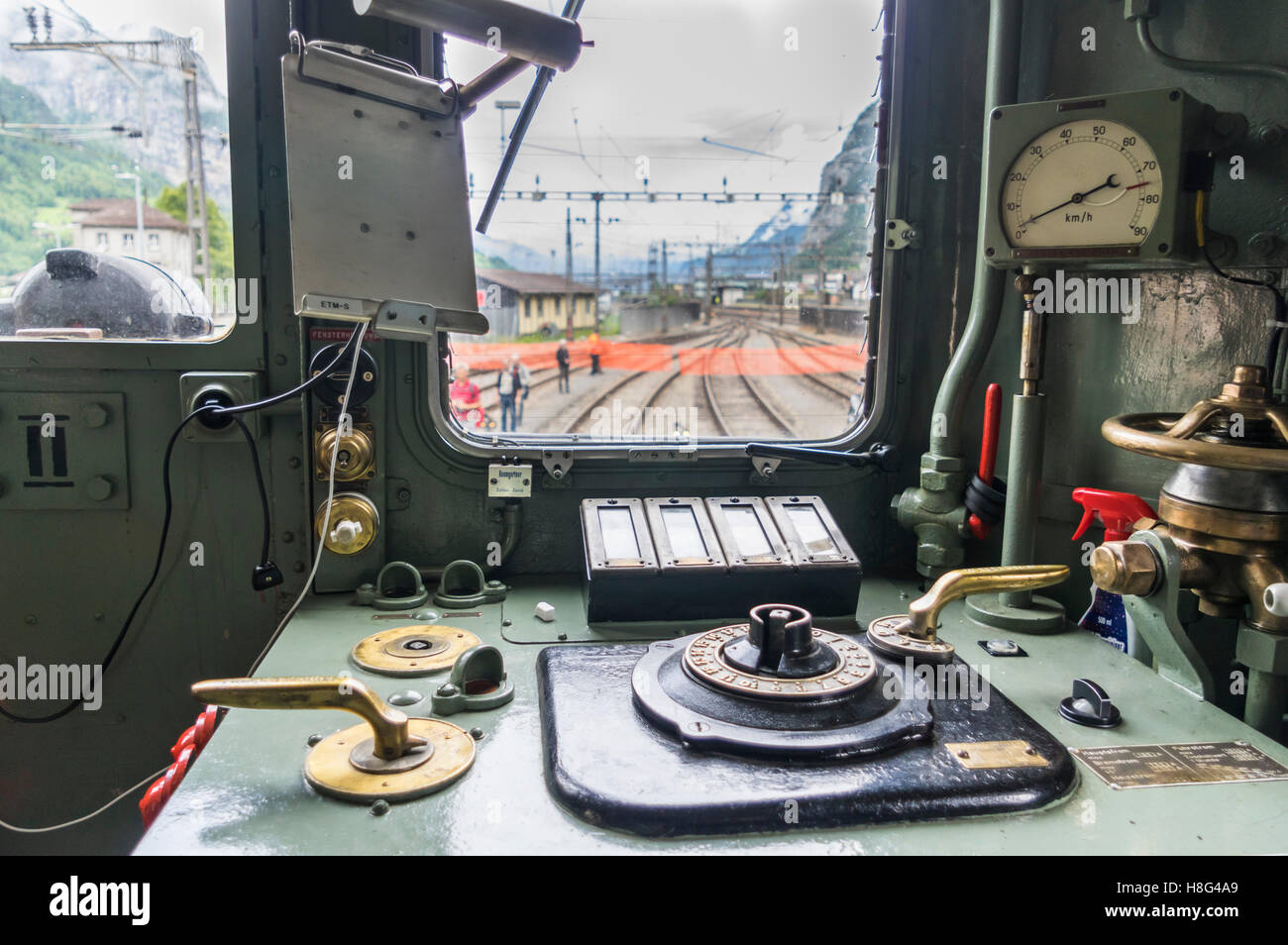 Sedile conducente vista di un vintage Swiss locomotiva elettrica essere 4/6, costruito nel 1921 da SLM e BBC, delle FFS e delle Ferrovie Federali Svizzere. Foto Stock