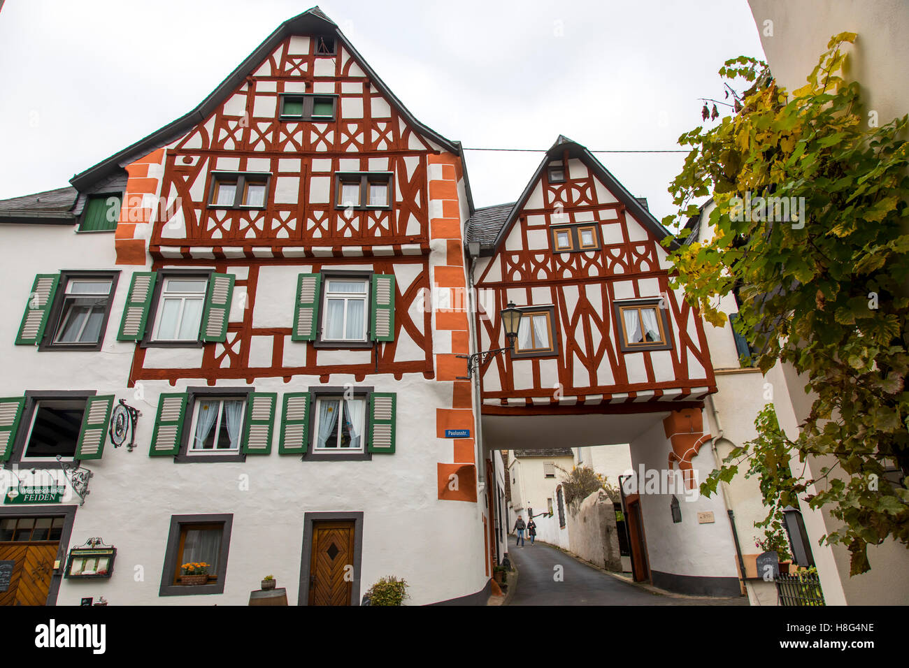 Valle della Mosella, autunno, casa in legno e muratura in Moselort Ediger-Eller, Germania Foto Stock