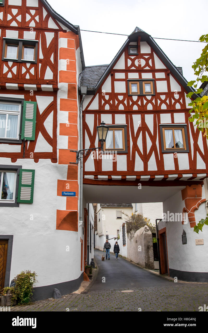 Valle della Mosella, autunno, casa in legno e muratura in Moselort Ediger-Eller, Germania Foto Stock