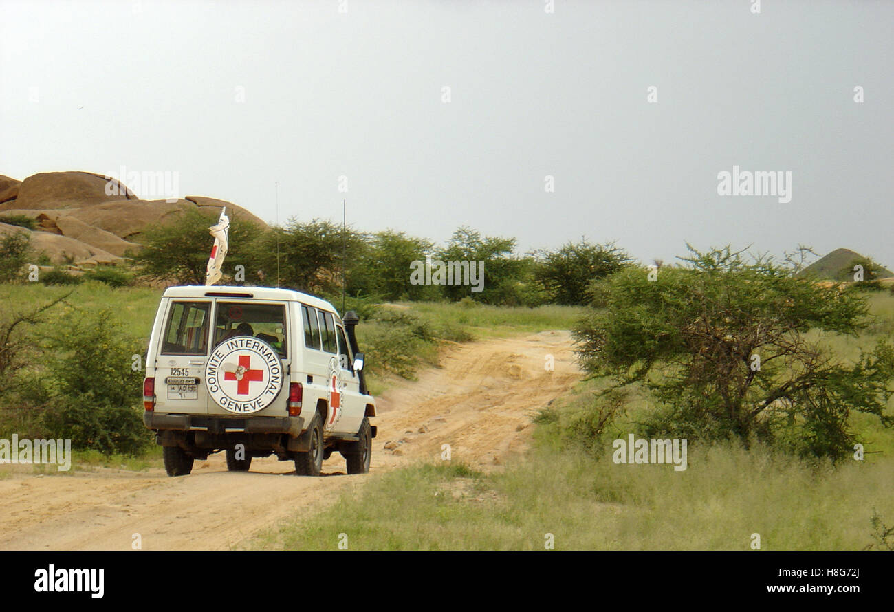 29 Agosto 2005 Un CICR Toyota Landcruiser en route tra El Fasher e Kutum nel nord del Darfur, Sudan. Foto Stock