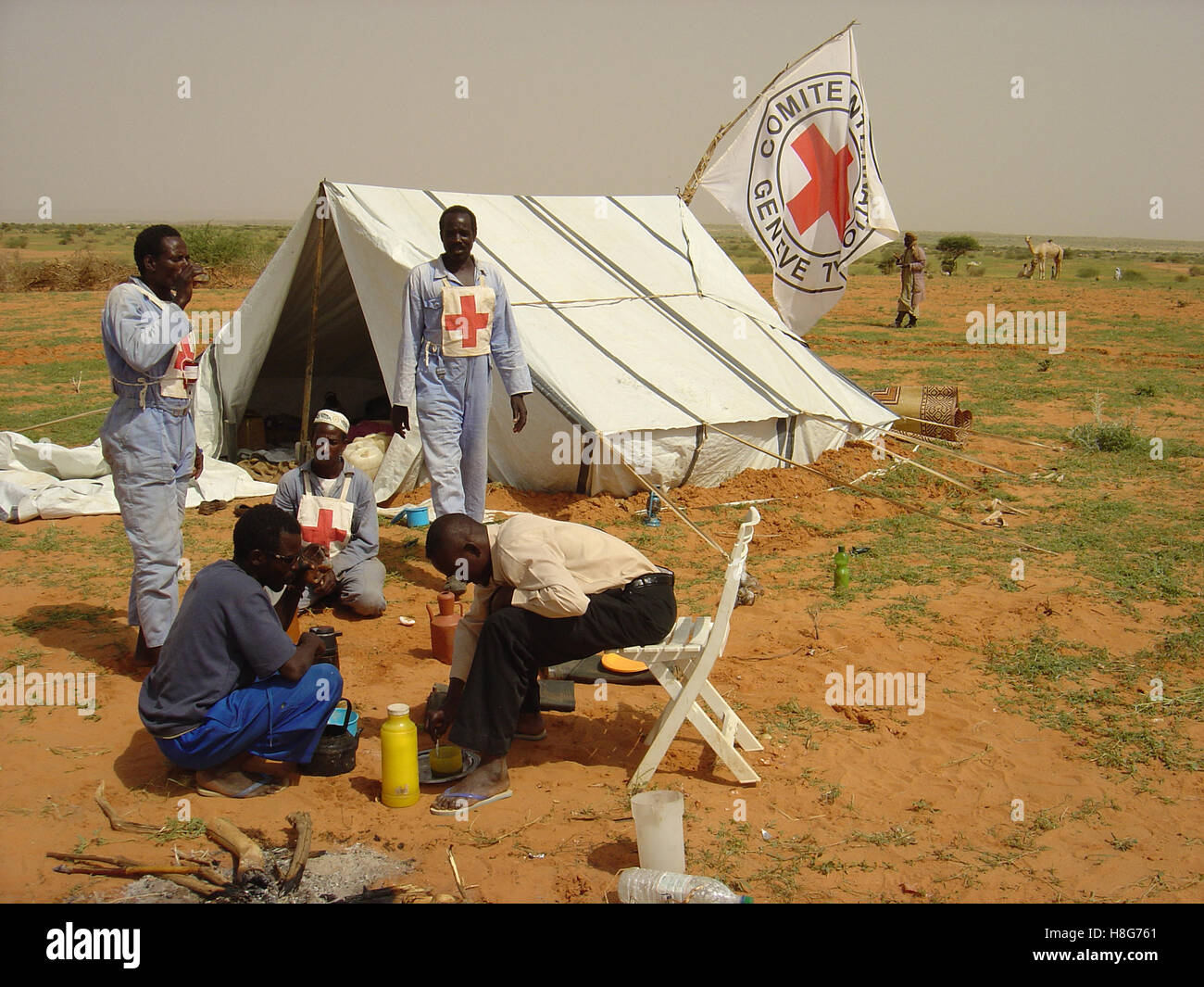 1 settembre 2005 un team del CICR a circa 12 km ad ovest di Musbat, vicino al confine con il Ciad nel nord del Darfur, Sudan. Foto Stock