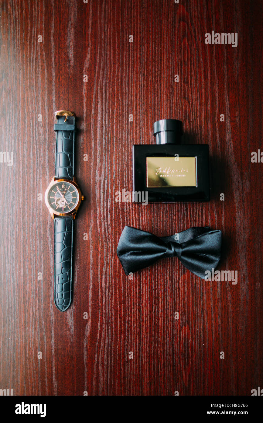 Elegante e moderno con accessori per l'uomo. Vista isolata sul rustico  sfondo di legno Foto stock - Alamy