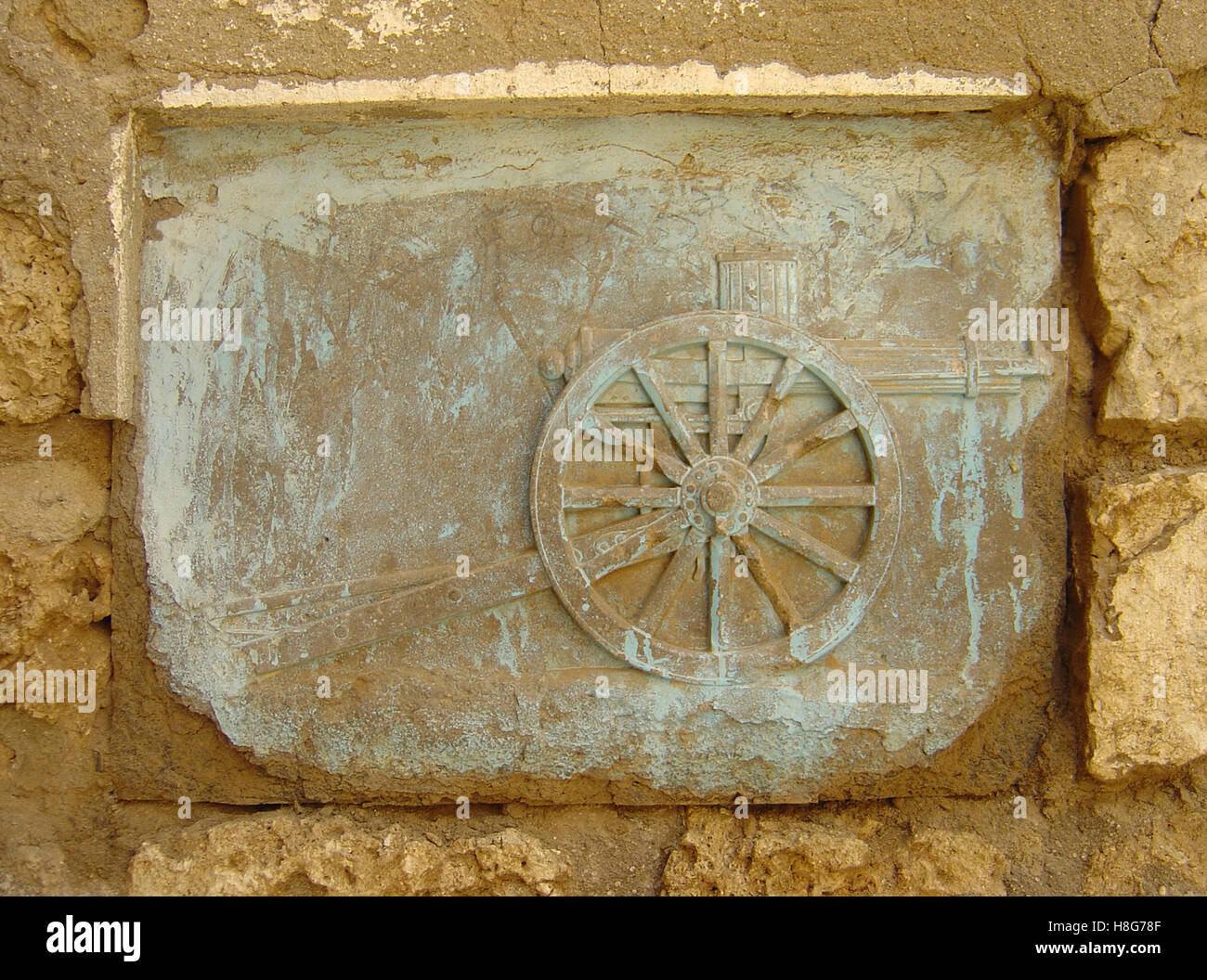 15 settembre 2005 una piccola lapide con un intricato intaglio di una mitragliatrice nel porto di Suakin, a nord-est del Sudan. Foto Stock