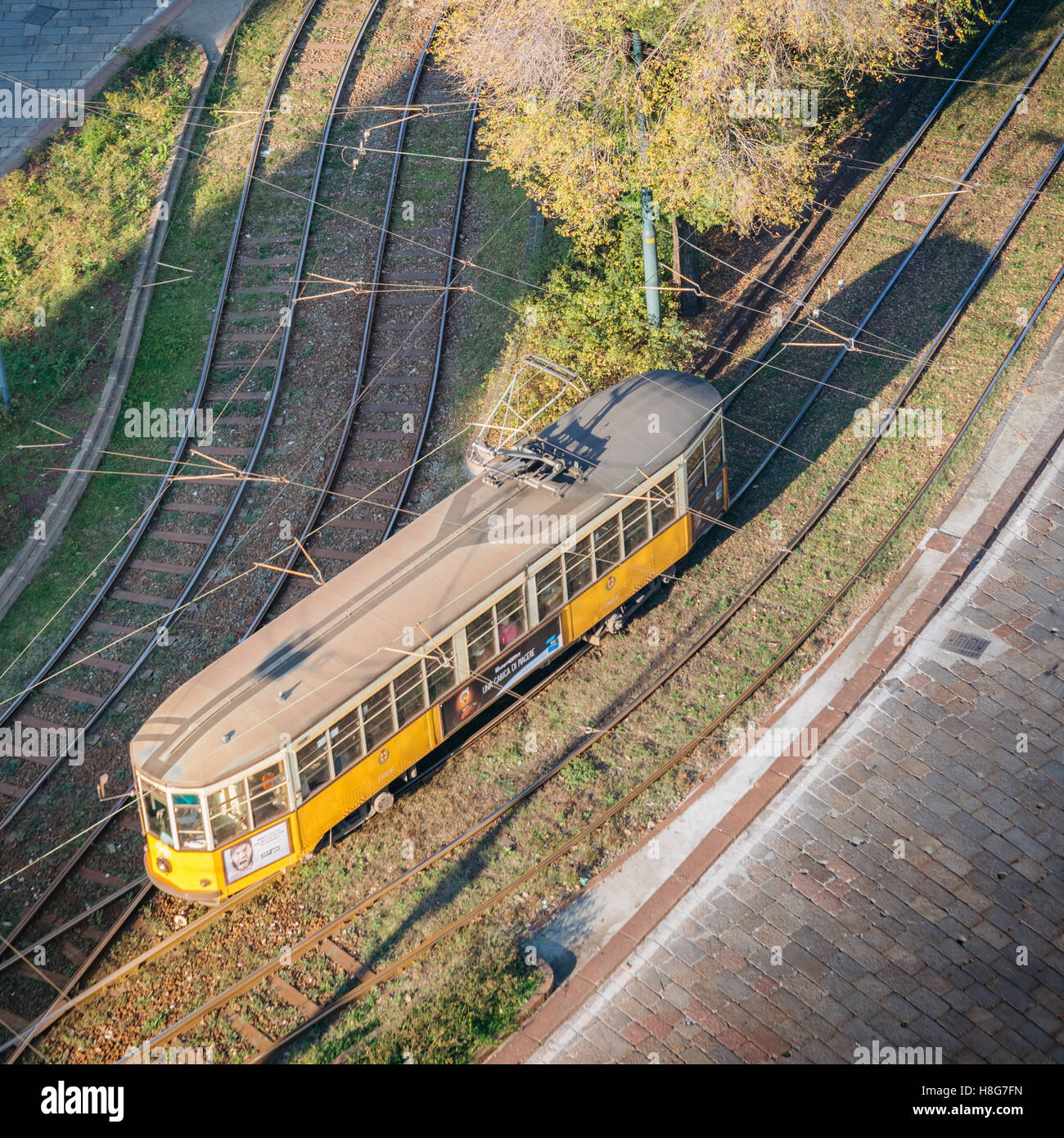 Rete di tram urbane di milano immagini e fotografie stock ad alta