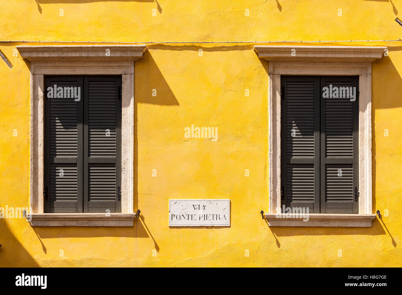 Colorata facciata di casa a Verona, Italia. Foto Stock