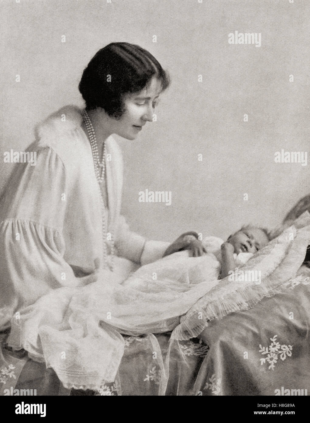 Elizabeth Angela Marguerite Bowes-Lyon, 1900 - 2002. Futura Regina Elisabetta, la Regina Madre. Moglie di Re Giorgio VI e madre della Regina Elisabetta II. Visto qui con la sua bimba principessa Elisabetta nel 1926. Foto Stock