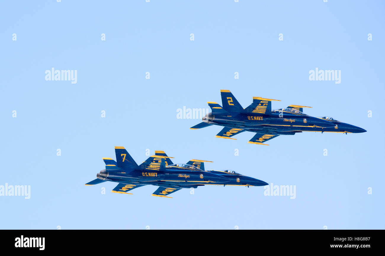 Pensacola Florida USA jet militari pratica volare in formazione visto dall isola di Santa Rosa Fl US Foto Stock