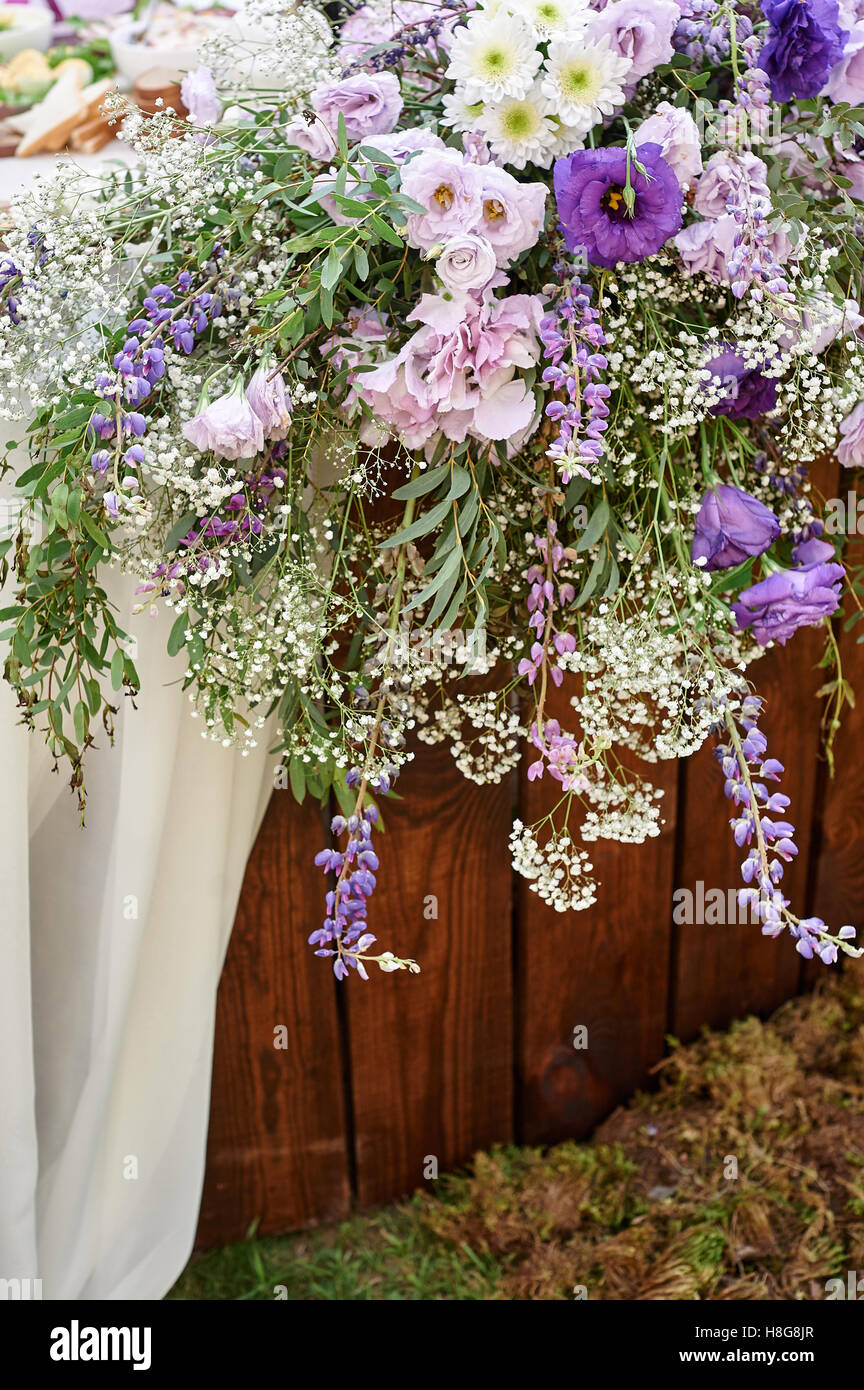 Arredamento bellissimo di fiori sulla cerimonia di nozze Foto Stock