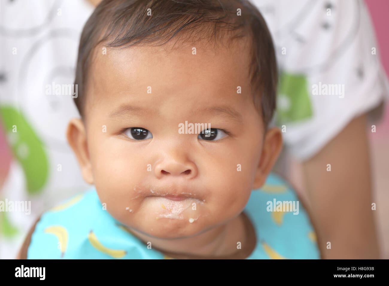 Asian baby boy a mangiare cibo nel concetto di salute gli alimenti e la nutrizione per lo sviluppo e la crescita. Foto Stock