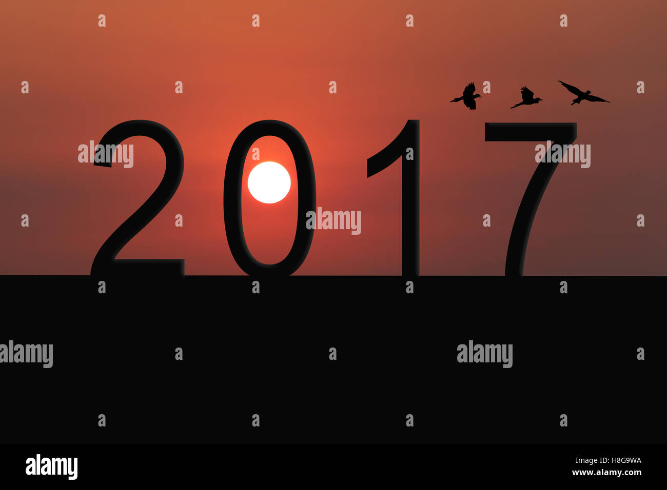 Silhouette di numero 2017 sul tetto della casa e del tramonto in twilight sky,concetto del nuovo anno e Natale. Foto Stock