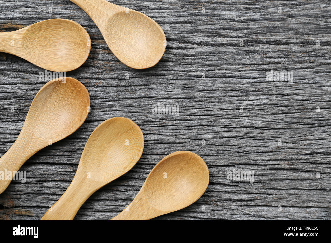 Il cucchiaio di legno marrone su pavimenti in legno,concetto di stoviglie e utensili di cottura. Foto Stock