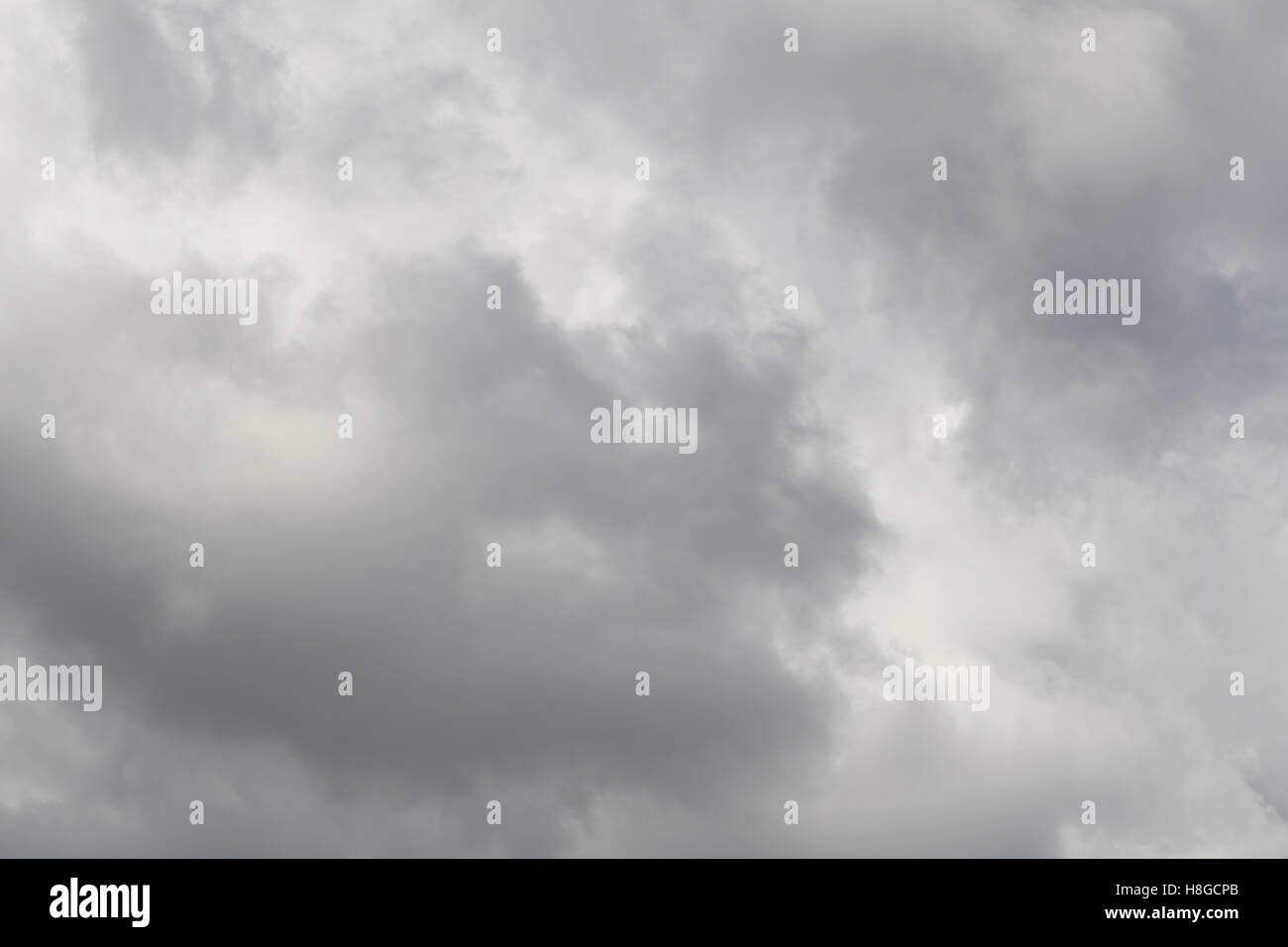 Cielo nuvoloso di pioggia nuvole formando nel cielo in concetto di clima,le cattive condizioni meteo nelle ore diurne. Foto Stock