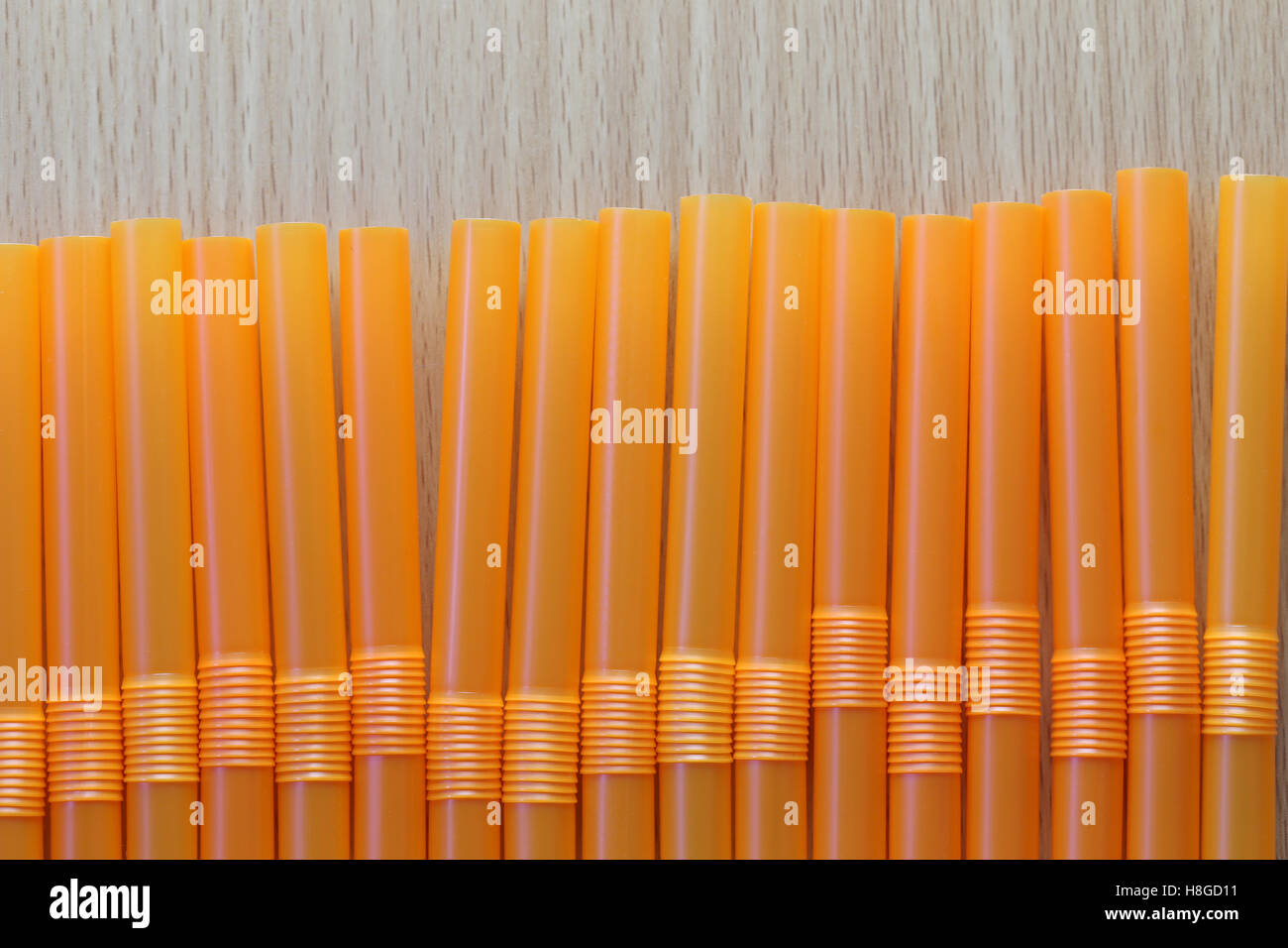 Tubo di bevanda di colore arancione in astratto sfondo per l'idea del progetto sullo sfondo. Foto Stock