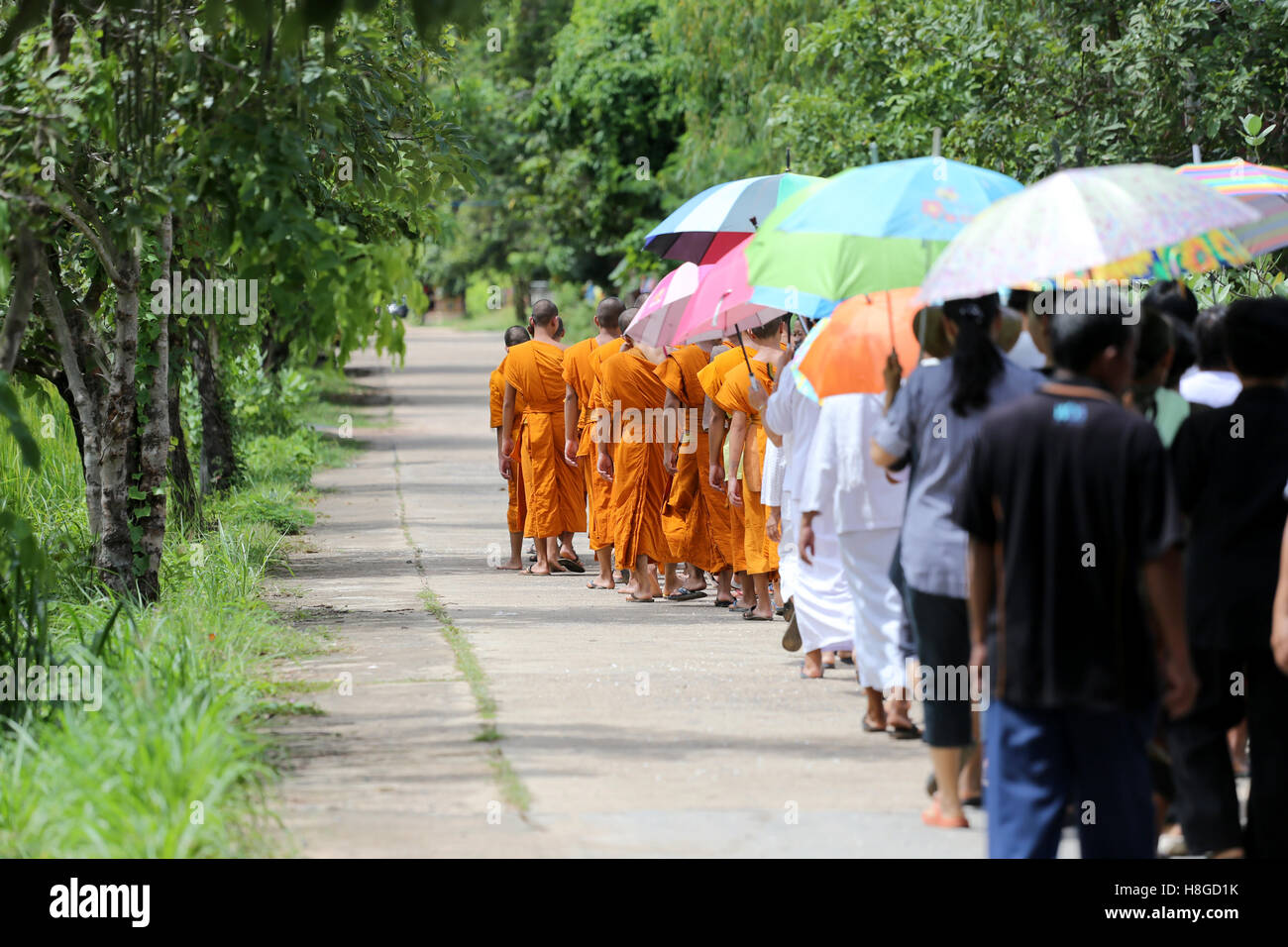 I monaci sono stati a piedi sulla strada per la testa al tempio,le cerimonie religiose nella tradizione buddista. Foto Stock