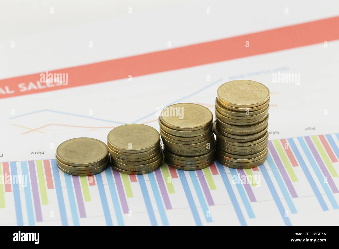 Moneta d'argento stack nella crescita aziendale concetto su sfondo della carta. Foto Stock