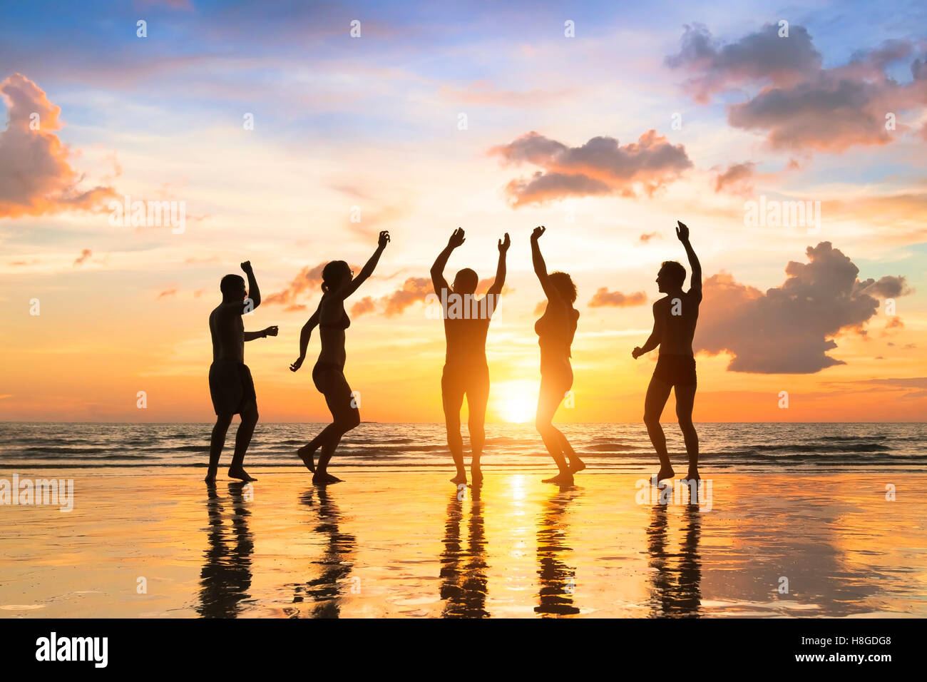 Gruppo di persone contente e divertirsi danze ad un party in spiaggia, vacanze estive, luna piena, Thailandia Foto Stock