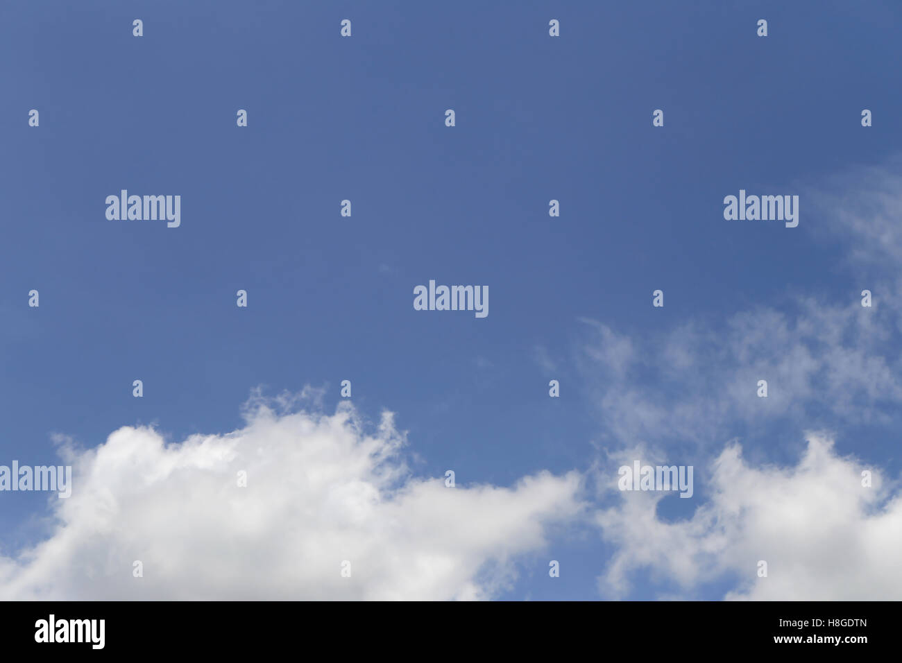 Nubi sul cielo blu nelle ore diurne di Bright meteo di natura progettuale dello sfondo. Foto Stock