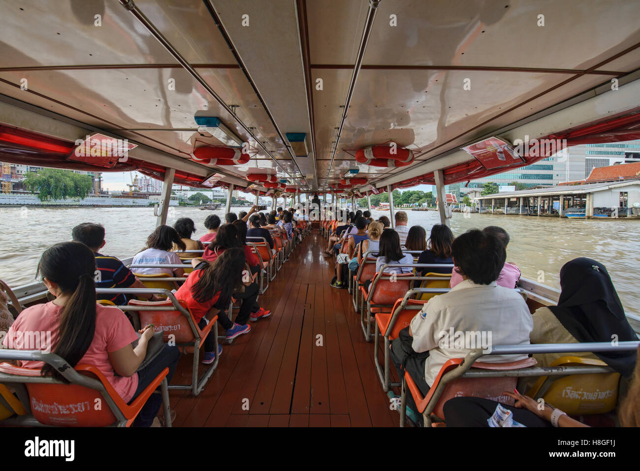 All'interno del traghetto sul Fiume Chao Phraya a Bangkok, in Thailandia Foto Stock