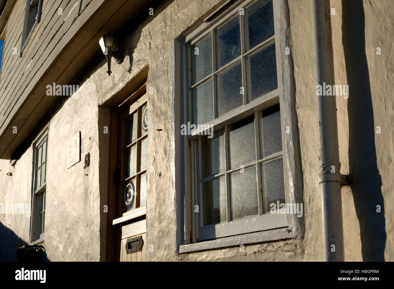 Mevagissey un villaggio ed un porto di pesca in Cornwall Inghilterra Sun sulla finestra del cottage Foto Stock