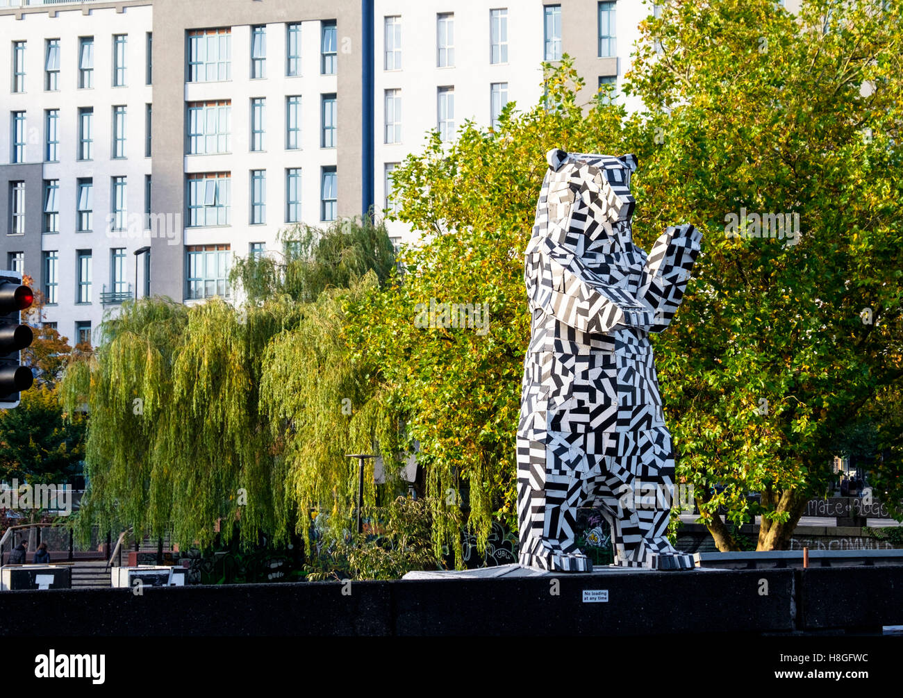 Orsa l'Orso custodisce il Bearpit Bristol City Centre Inghilterra UK (ora rimosso) Foto Stock