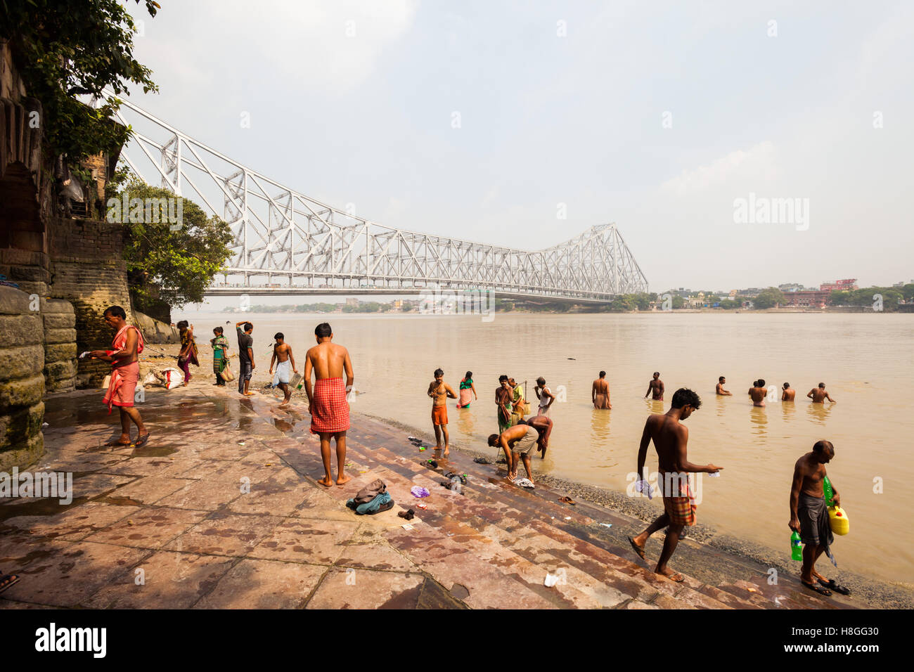 KOLKATA, India - 22 OTT 2016: la gente fare il bagno nel Fiume Hooghly vicino a quella di Howrah Bridge su ottobre 22, 2016 in Kolkata (Calcutta), in Foto Stock