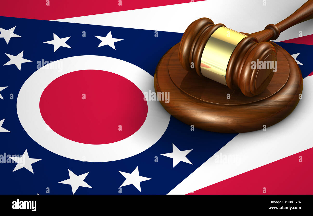 Ohio US lo stato di diritto, del sistema giudiziario e di giustizia concetto con un martello sulla bandiera Ohioan sullo sfondo. Foto Stock
