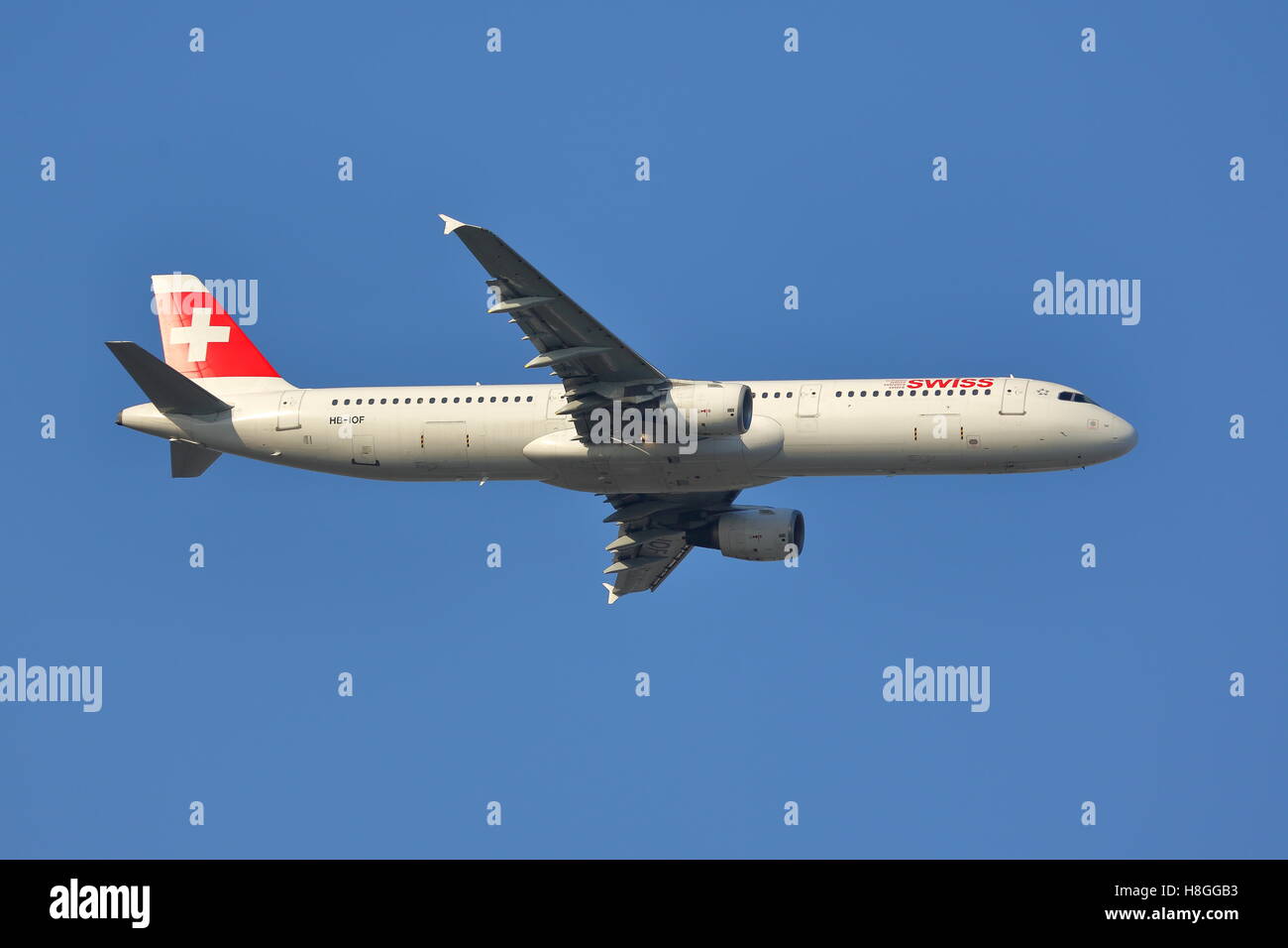 Swiss International Airlines Airbus A321-111 HB-IOF uscire dall'Aeroporto di Londra Heathrow Foto Stock