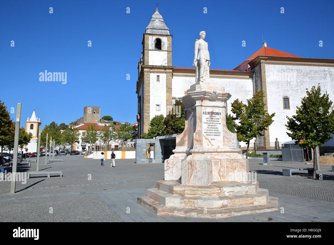 CASTELO DE VIDE, PORTOGALLO: Statua di Dom Pedro V con la chiesa di Santa Maria da Devesa e il castello Foto Stock