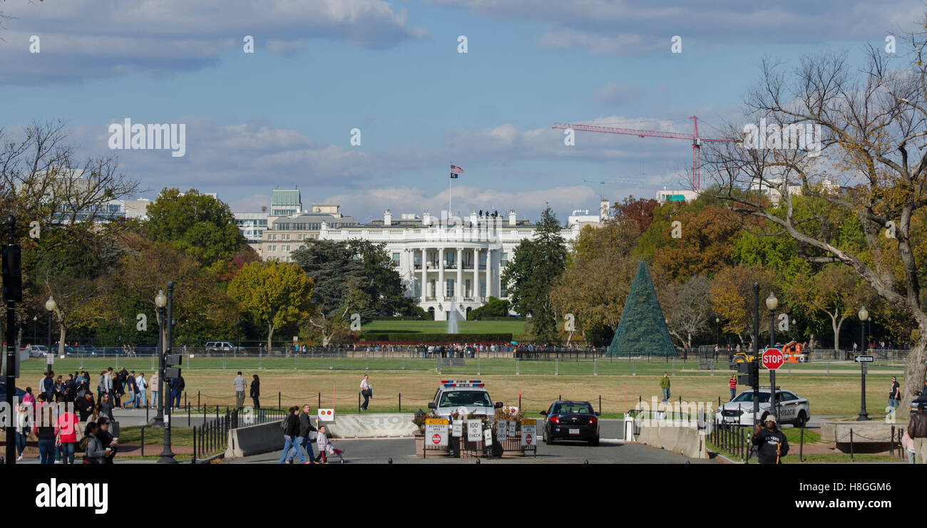 Il cielo blu e i colori autunnali presso la Casa Bianca a Washington DC, sui veterani giorno 2016 Foto Stock