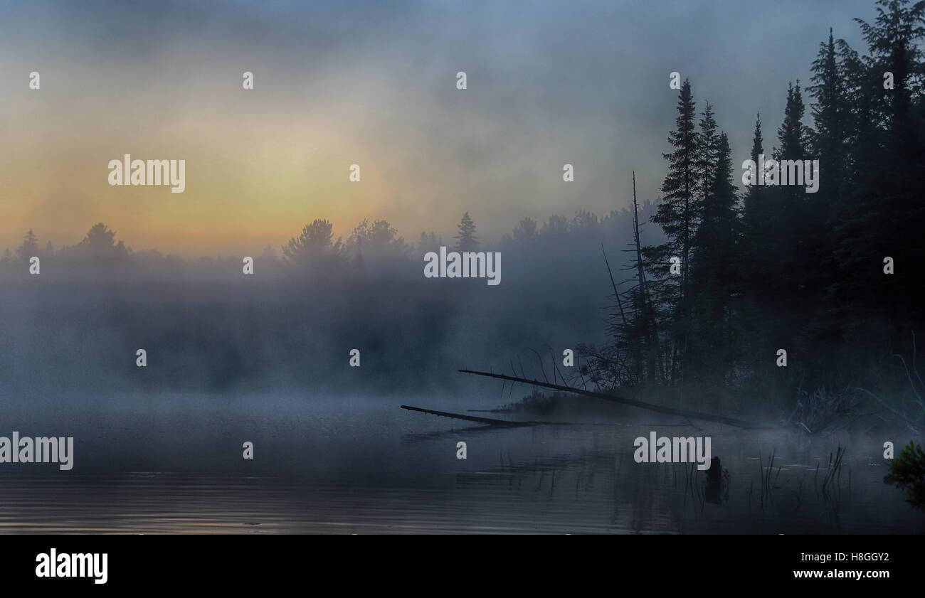 Una tranquilla mattinata nebbiosa sul lago in Canada Foto Stock