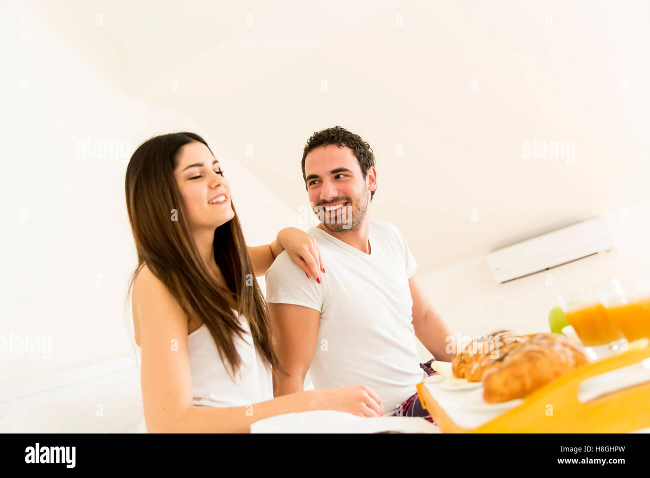 Bella coppia Giovane avente la colazione a letto Foto Stock