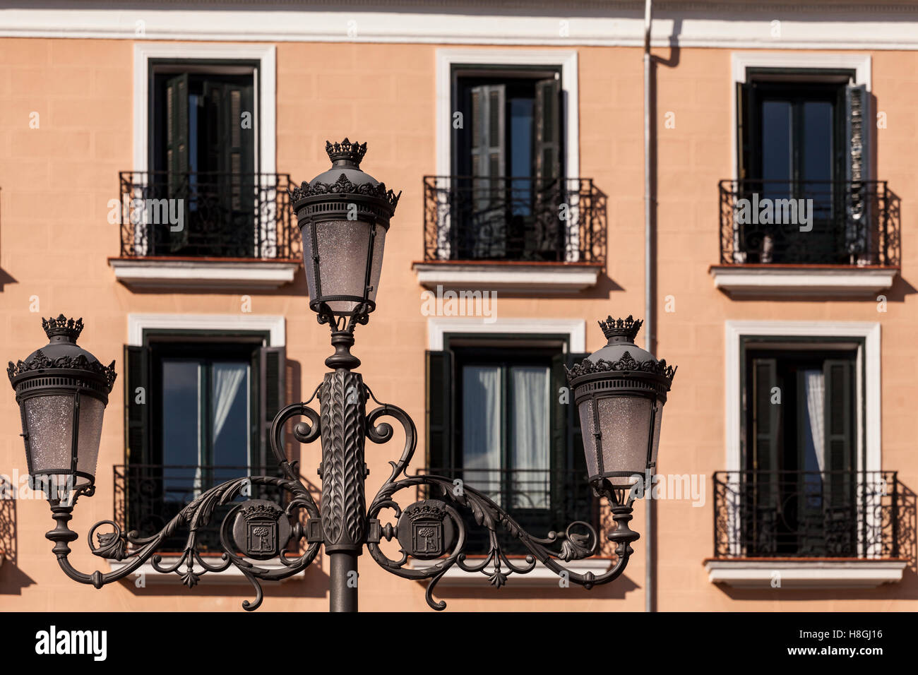 Windows ornati in Plaza Isabel II a Madrid, Spagna. Foto Stock
