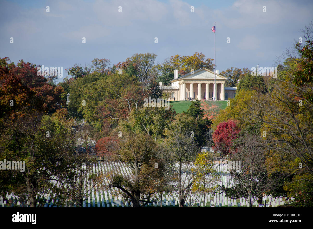 Autunno colori contrastano con il bianco lapidi presso il Cimitero Nazionale di Arlington in Arlington, Virginia, veterani giorno 2016. Foto Stock