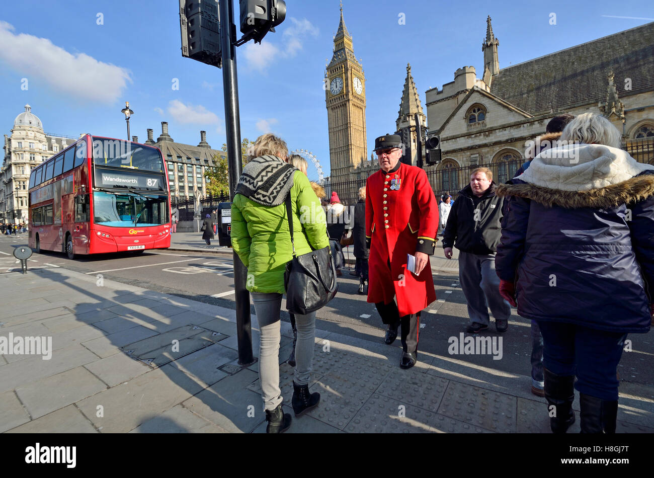 Londra, Inghilterra, Regno Unito. Chelsea titolare di pensione o di rendita (pensionati soldato) attraversando la strada in piazza del Parlamento Foto Stock