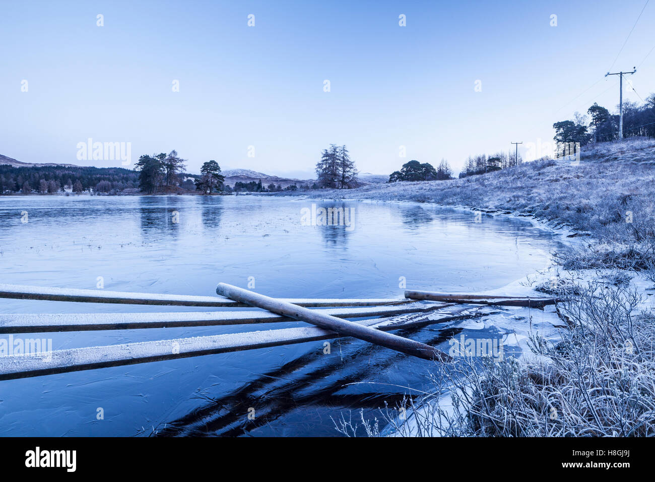 A Frozen Loch Tulla nelle Highlands della Scozia. Foto Stock