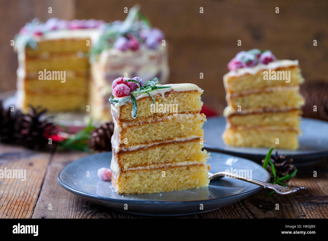 Layered torta di Natale con mirtilli rossi zuccherata e rosmarino Foto Stock