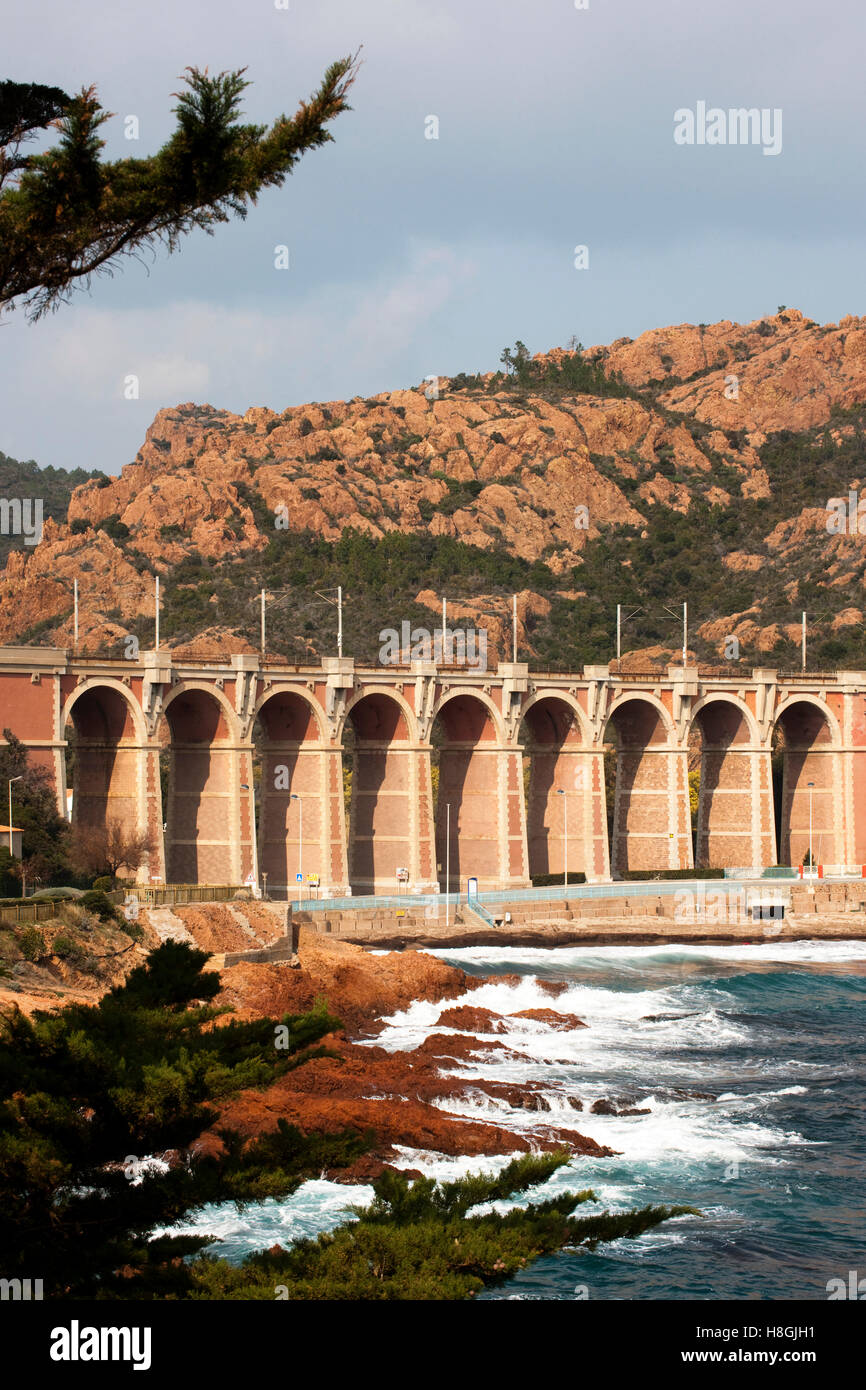 Frankreich, Cote d Azur, Eisenbahnbrücke an der Küste am massiccio del Esterel südlich von Cannes, bei Agay Foto Stock