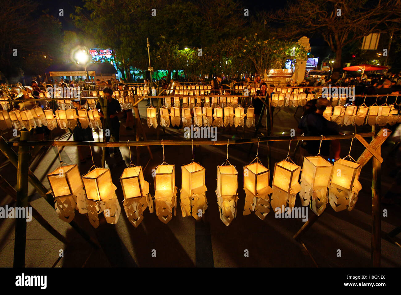 Chiang Mai, Thailandia. 12 novembre 2016. Il Yee Peng, Loy Krathong Festival iniziato con l'illuminazione f candele e fanali in Chiang Mai, Thailandia. Il festival della luce continuerà per quattro giorni con persone di lancio lanterne sky e Krathongs come simboli di scartare le cose cattive nella loro vita. Credito: Paul Brown/Alamy Live News Foto Stock