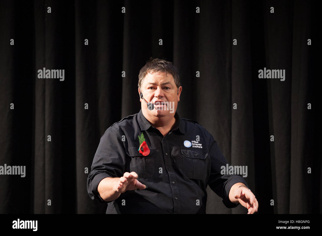 Birmingham, Regno Unito. 12 Novembre, 2016. Classic Motor Show 2016 al NEC di Birmingham. Mike Brewer sul Live Wheeler stadio del concessionario di parlare al pubblico credito: Steven roe/Alamy Live News Foto Stock