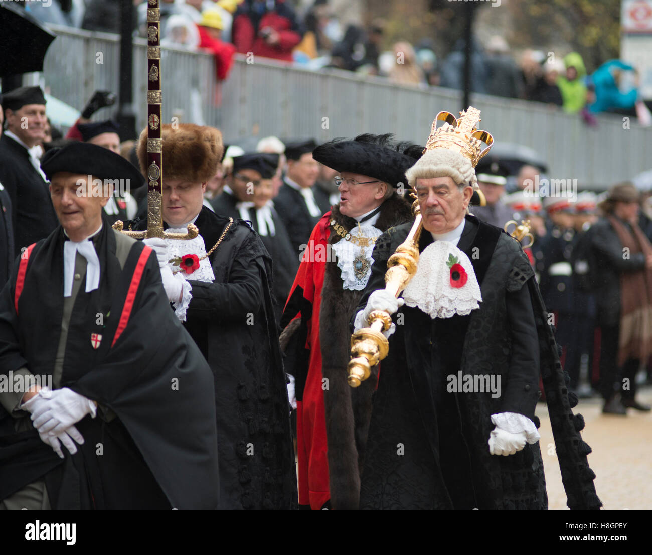 Città di Londra, Regno Unito. 12 Novembre, 2016. Il più grande del mondo unrehearsed processione, il signore sindaco di mostrare, avviene attraverso la città di Londra dal Guildhall alla Royal Courts of Justice sullo Strand dove il Dr Andrew Parmley è giurato sul suo primo giorno in ufficio. L antico carnevale è 801 anni questo anno e avviene a freddo, tempo umido a dispetto della folla che la linea della rotta. Credito: Malcolm Park editoriale/Alamy Live News. Foto Stock